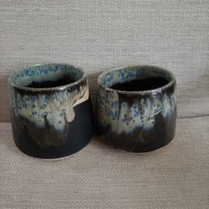 www.visiteprivee-deco.fr mug en grès émaillé noir pièce unique céramiste d'art.