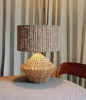 www.visiteprivee-deco.fr lampe en rotin tressé, abat-jour tweed.