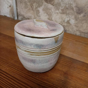 www.visiteprivee-deco.fr pot à épices en grès émaillé beige rosé réalisé main en France.