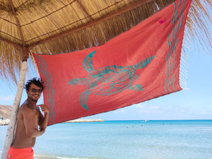 Ouvrir l&#39;image dans le diaporama, www.visiteprivee-deco.fr serviette de plage fouta rouge, tortue et sirène.
