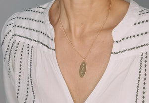 www.visiteprivee-deco.fr collier médaille ovale plaquée or "soleil du sud" jour de mistral made in France.