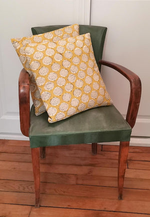 www.visiteprivee-deco.fr coussin bohème chic en coton jaune moutarde.