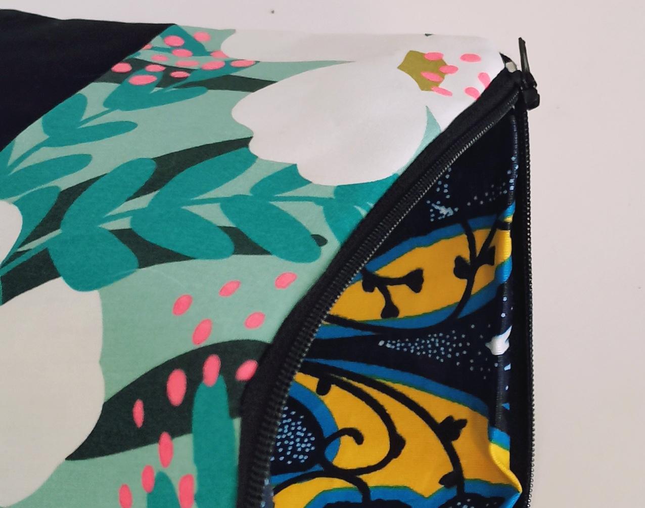 www.visiteprivee-deco.fr pochette femme en tissu noir uni et flaurs blanches réalisée main en France.