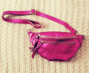 Ouvrir l&#39;image dans le diaporama, www.visiteprivee-deco.fr sac banane femme cuir irisé fuschia upcyclé.
