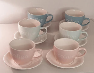 wwww.visiteprivee-deco.fr set de tasses à café pastel et support.