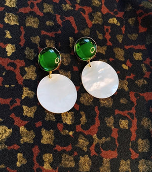 www.visiteprivee-deco.fr boucles d'oreilles  femme style années 80, nacre et  pierre de verre verte.