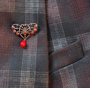 www.visiteprivee-deco.fr broche femme esprit rétro ornée de pierres rouges