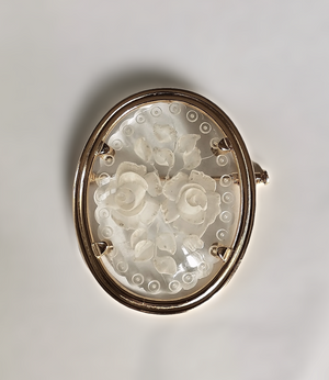 www.visiteprivee-deco.fr broche  femme vintage en résine taillée