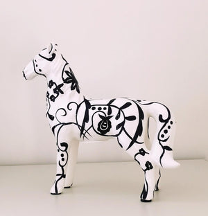 Ouvrir l&#39;image dans le diaporama, www.visiteprivee-deco.fr tirelire cheval peinte à la main blanc et noir
